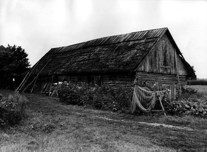 Rookatusega kõrvalhoone: laut ja kuur