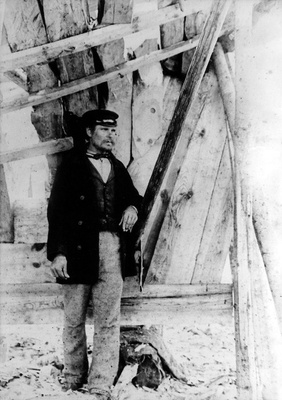 Laevaehitusmeister Peeter Lauri laeva kere juures  duplicate photo