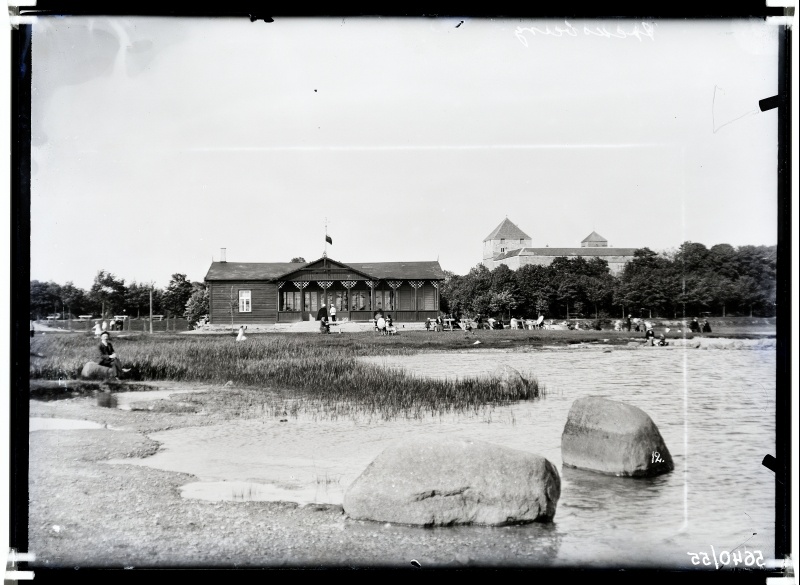 Rannakohvik "Trinkhalle", tagaplaanil loss.