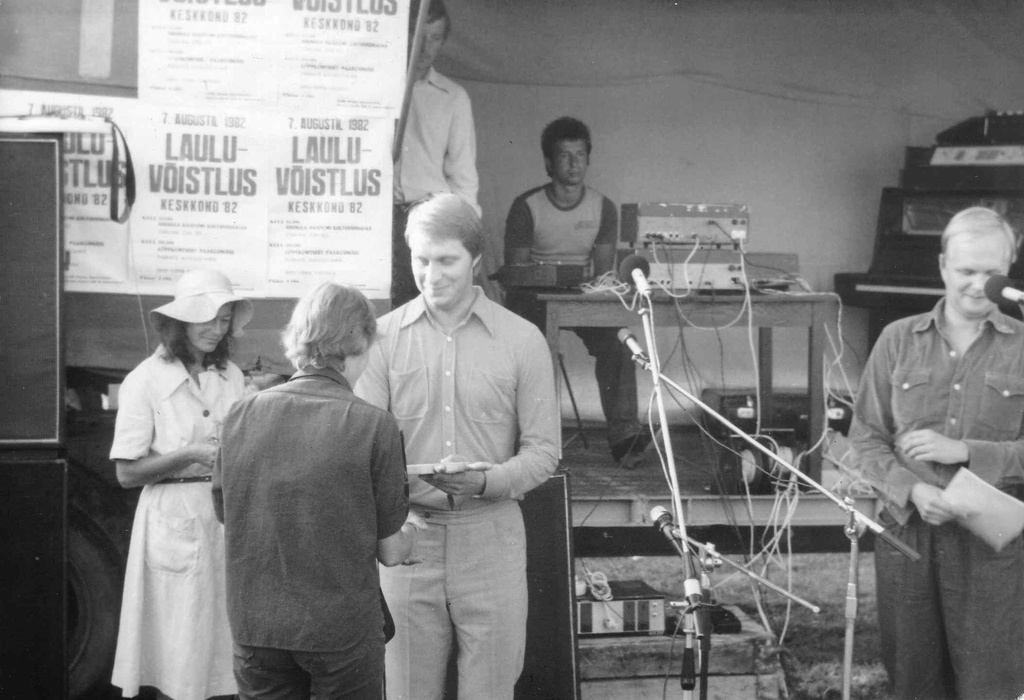Lauluvõistlus "Keskkond '82" lõppkontsert Kärdlas Rannapaargu juures. Võitjate autasustamine