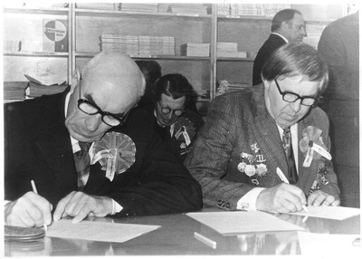 Sõjalis-teoreetilinekonverents Kärdlas. Veteranid ankeete täitmas  duplicate photo