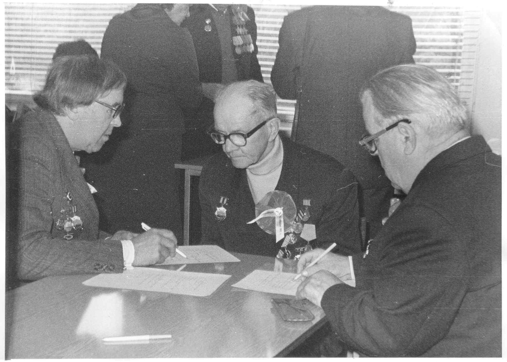 Sõjalis-teoreetilinekonverents Kärdlas. Veteranid ankeete täitmas