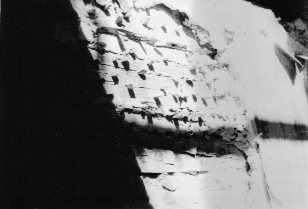 Rudolf Tobiase sünnikodu restaureerimistööde ajal. Seinapalgid krohvi kinnitamiseks (elutoas)