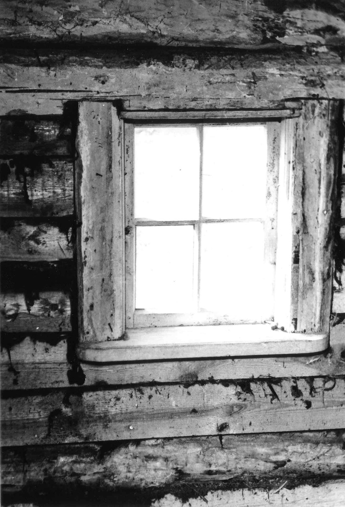 Rudolf Tobiase sünnikodu restaureerimistööde ajal. Kambriaken (seestpoolt)