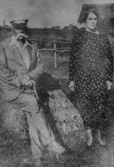 Aino ja Oskar Kallas Kassaris suure kivi juures