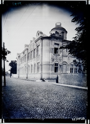 Kuressaare. Poeglaste gümnaasiumi hoone Pikal tänaval.  duplicate photo
