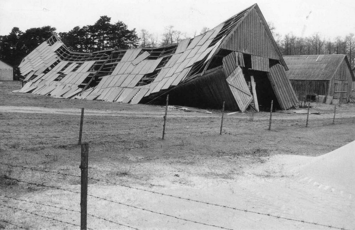 Lagunev kolhoosikord (Sõpruse kolhoosi hoone Kassaris pärast 1991.a jaanuaritormi)