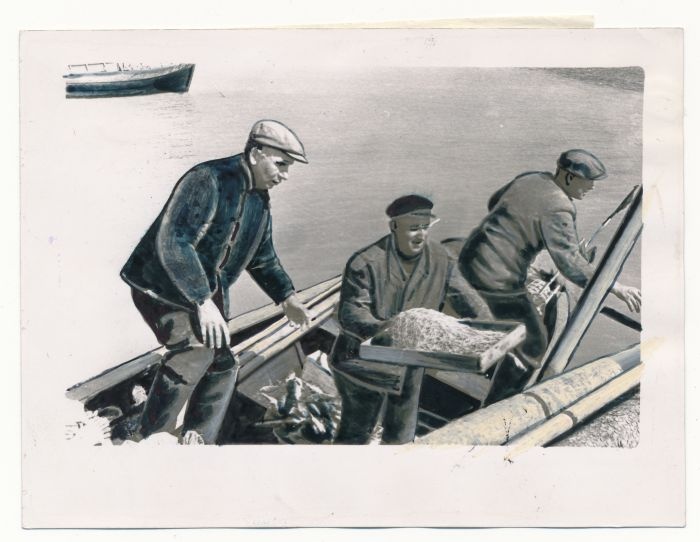 Foto. Lihula raj "Uue Elu" kalurikolhoosi vääriskalapüüdjad M. Mereäär, J. Savipõld ja E. Mölder saagiga. 1957. Foto E. Kanter.