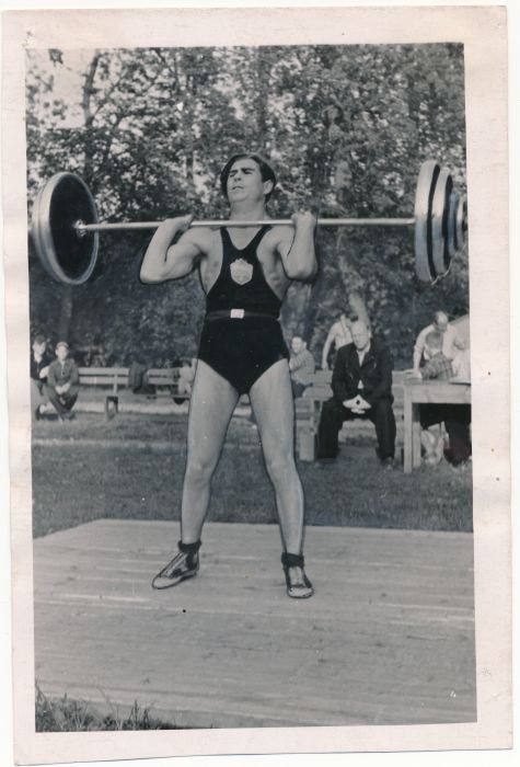 Foto. Haapsalu raj tõstesportlane Ardo Krastin tõstmas. 1956. Foto V. Prümmel.