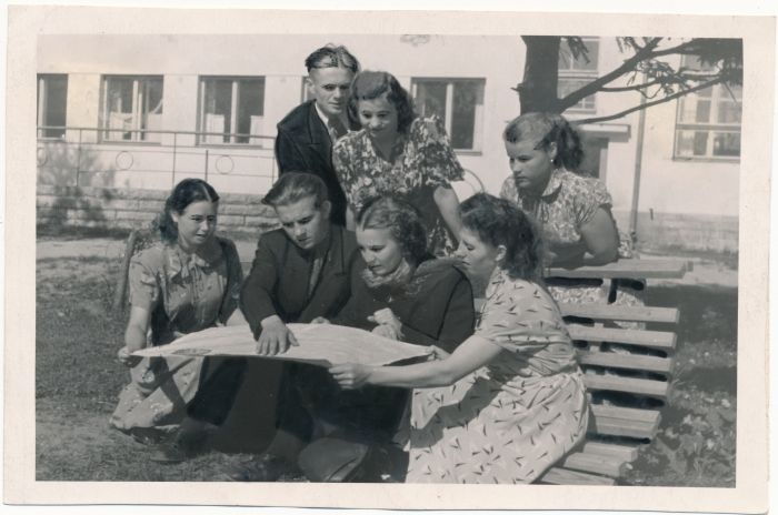 Foto. Haapsalu sanatooriumi kommunistlikud noored, kes otsustasid sõita tööle itta. Paremalt teine ELKNÜ rajoonikomitee sekretär J. Lumeste. 1956. Foto V. Prümmel.