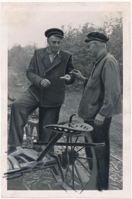 Foto. Haapsalu raj J. Tombi nim kolhoosi esimees O. Rahuoja (vasemal) ja sepp J. Männiste niidumasina kõrval. 1956. Foto V. Prümmel.