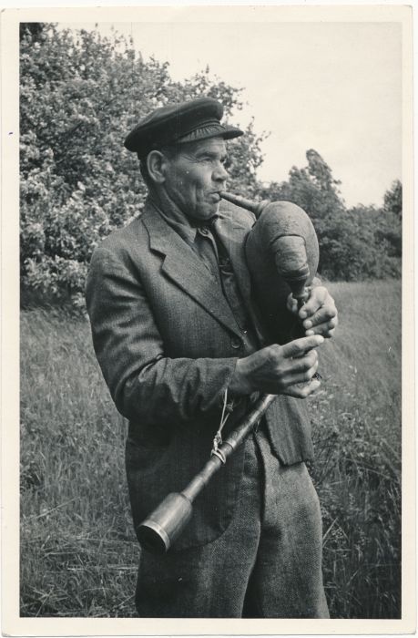 Foto. Hiidlane Aleksander Maaker torupilli puhumas. 1955. Foto V. Gorbrunov.