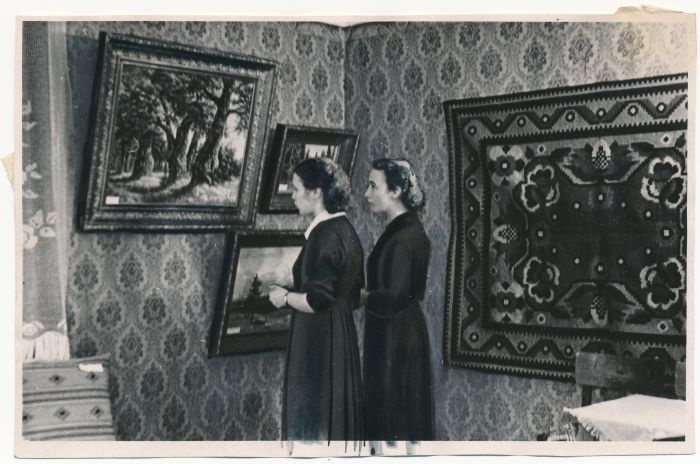 Foto. Kunstnik P. Tüüri maalid näitusel Kärdla raj I noorsoofestivalil. 21.03.1957. Foto P. Kreegi.