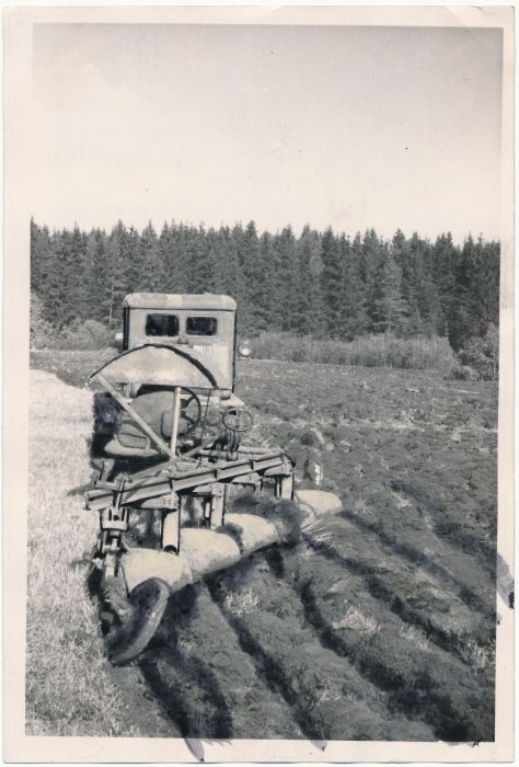 Foto. Märjamaa raj Säde kolhoosi traktorist Johannes Saueste sügiskünnil, haakijana Johannes Lõõts. 24.09.1956. Foto Ü. Kalm.