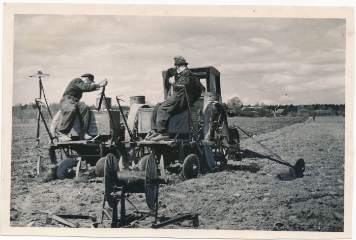 Foto. Kartulipanek ruutpesitsi Märjamaa raj Tasuja kolhoosis. 1956. Foto E. Saar.