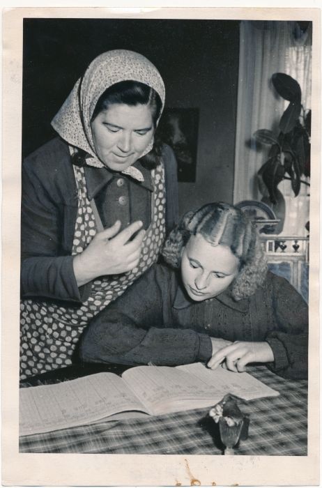 Foto. Märjamaa raj Kalevipoja kolhoosi agronoom Kaja Sokk (paremal) ja lüpsja Salme Pool farmipäevikuga. 1956. Foto E. Norman.