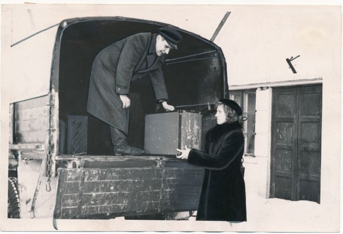 Foto. Märjamaa raj kinomehaanik A. Mitt ja motorist O. Kauna väljasõidu eel. 1957. Foto Ü. Kalm.