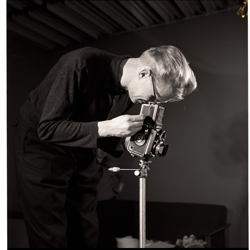 Autoportree - Boris Mäemets pildistamas fotokaameraga "Rolleiflex"