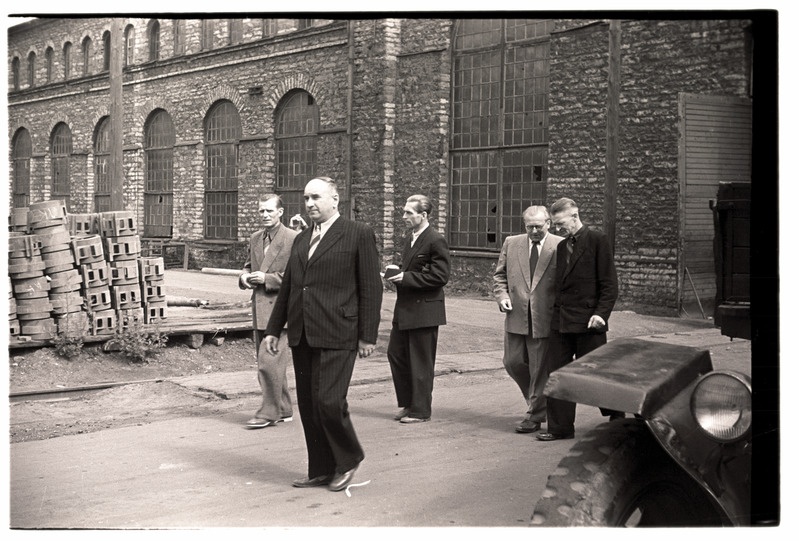 Soome turistid tehase "Volta" õuel.