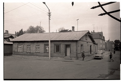 Ühekordne puithoone J. Tombi tn 24 ja Fr. R. Faehlmanni tn nurgal  duplicate photo