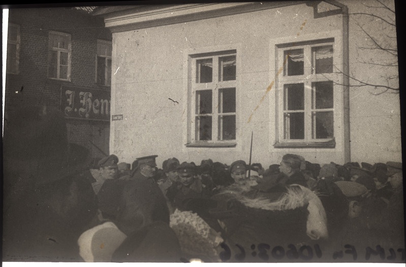 Vaade: Viljandi turuplats, sõjavägi