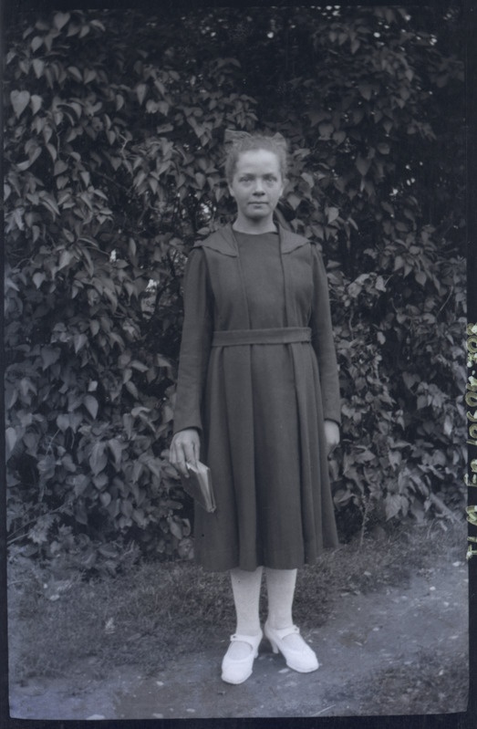 Täisportree: tundmatu naine raamatuga