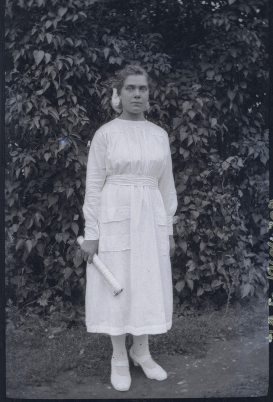 Täisportree: tundmatu naine aias