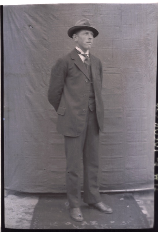 Täisportree: tundmatu mees