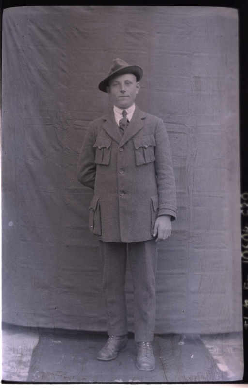 Täisportree: tundmatu mees