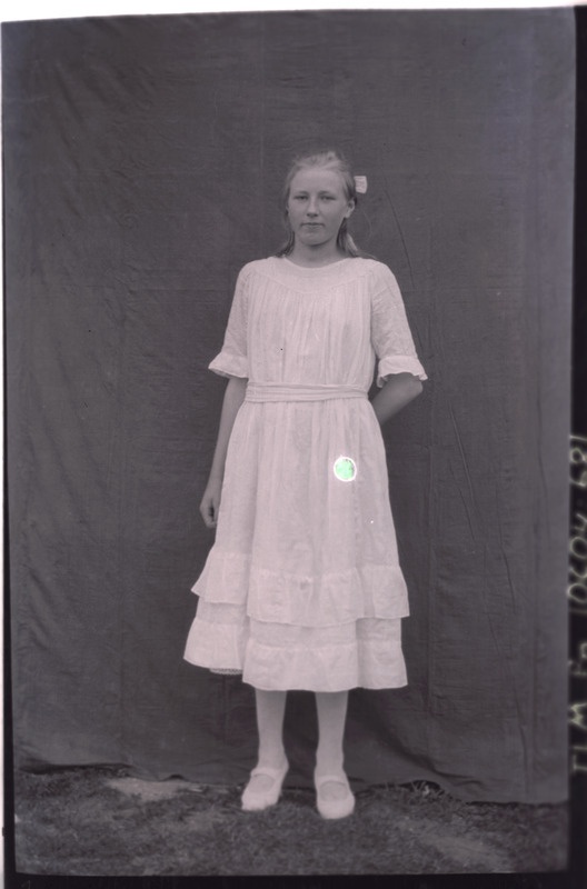 Täisportree: tundmatu naine