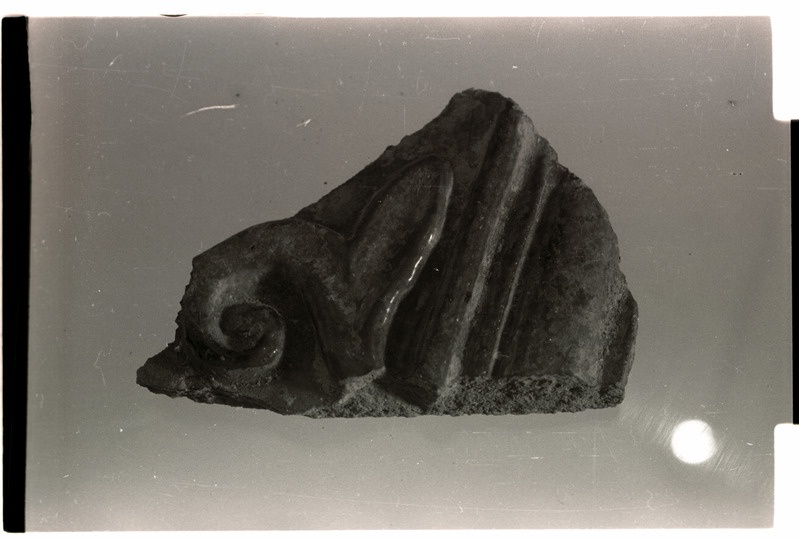 Tallinn, leide arheoloogilistelt kaevamistelt Toompeal, ahju kahhelkivi fragment.