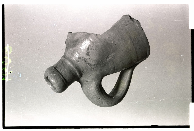 Tallinn, leide arheoloogilistelt kaevamistelt Toompeal, keraamilise nõu kael ja kõrv.