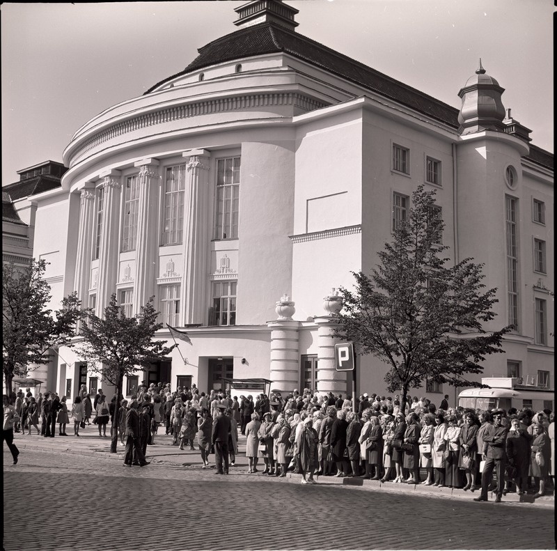 Georg Otsa matused: leinajad Estonia kontserdisaali ees