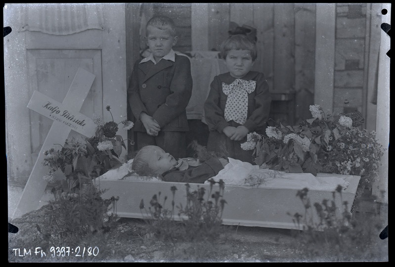 Matus. Avatud sargas Kaljo Pääsuke (16.01.1941 - 25.09.1943). Sarga ääres tema vend ja õde.