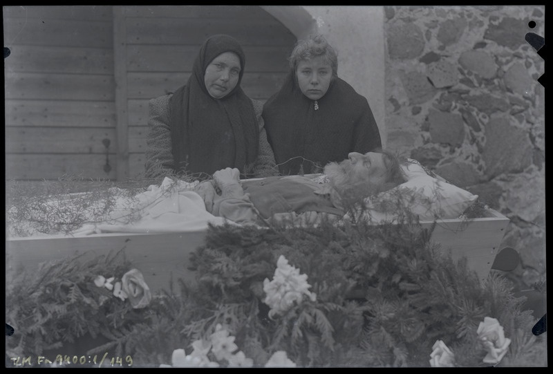 Mart Vanatoa matused - kaks naist kirstu juures