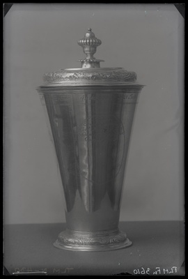 Kaanega hõbepeeker, kaanel ümar vaasikujuline nupp, 1752. aastast.  duplicate photo