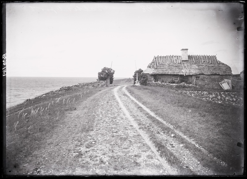 Õlgkatusega hoone Paldiski lähedal