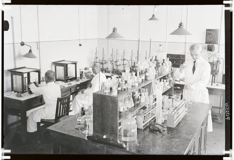 Piimaühingu laboratooriumis laborandid katseid sooritamas