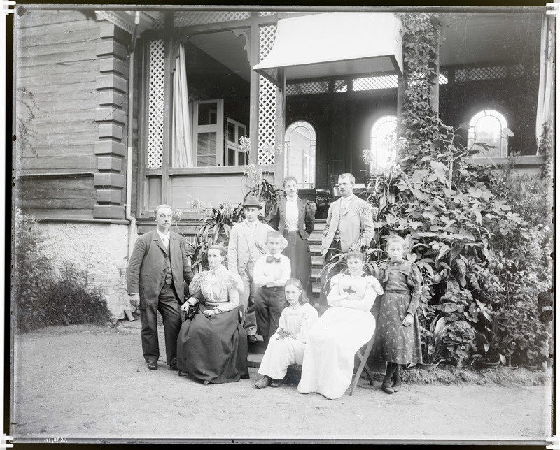 Grupipilt: Preedi mõisa härrastemaja trepil.