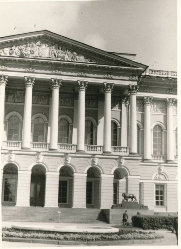 Foto. Haapsalu Rajooni Sidesõlme töötajad ekskursioonil Leningradi 1980. Vene Muuseum.