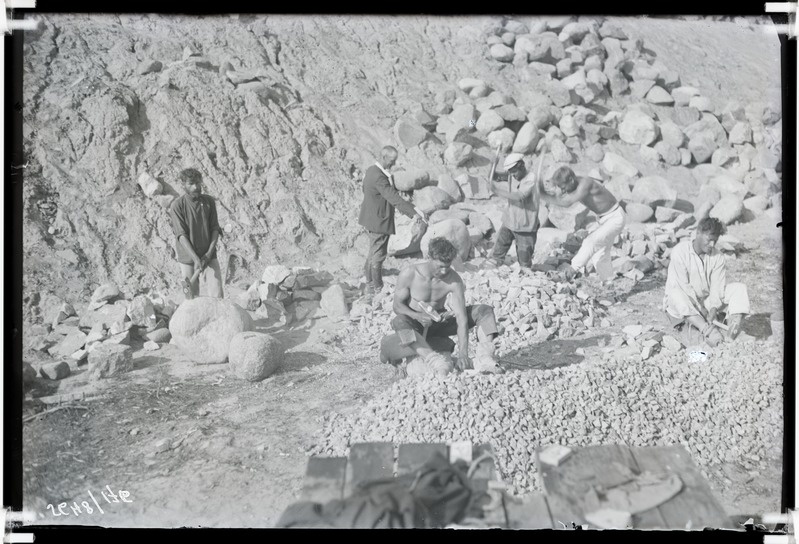 Tartu-Petseri raudtee ehitus, kivide klompimine käsitsi