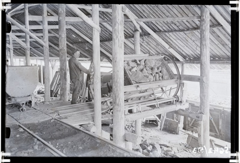 Põlevkivivagonettide tühjendamine vipperiga