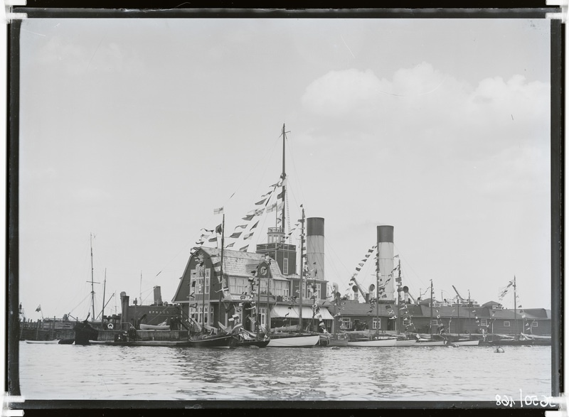 Lippudega kaunistatud laevad sadamas