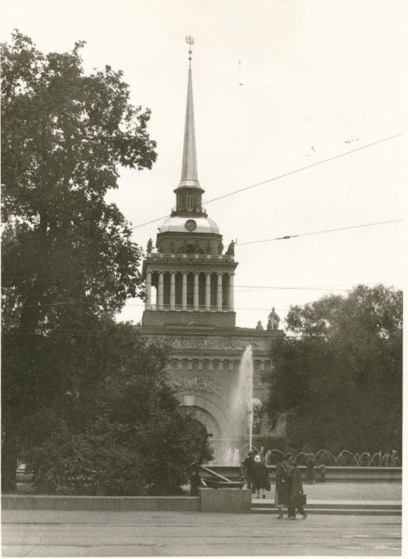 Foto. Haapsalu Rajooni Sidesõlme töötajad ekskursioonil Leningradi 1980. Admiraliteedihoone.