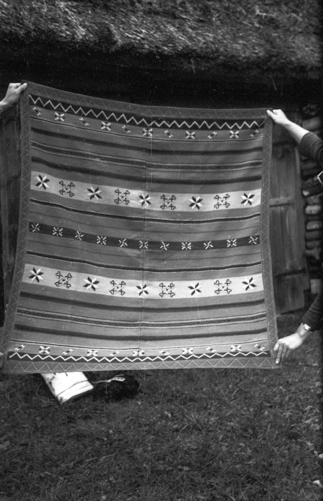 Tekk, tikitud motiividega.