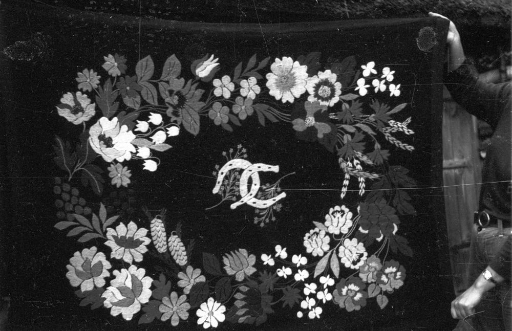 Roositud hobusetekk.