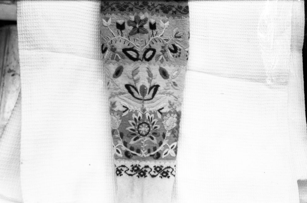 Roositud lillkirjadega sukk, detail.