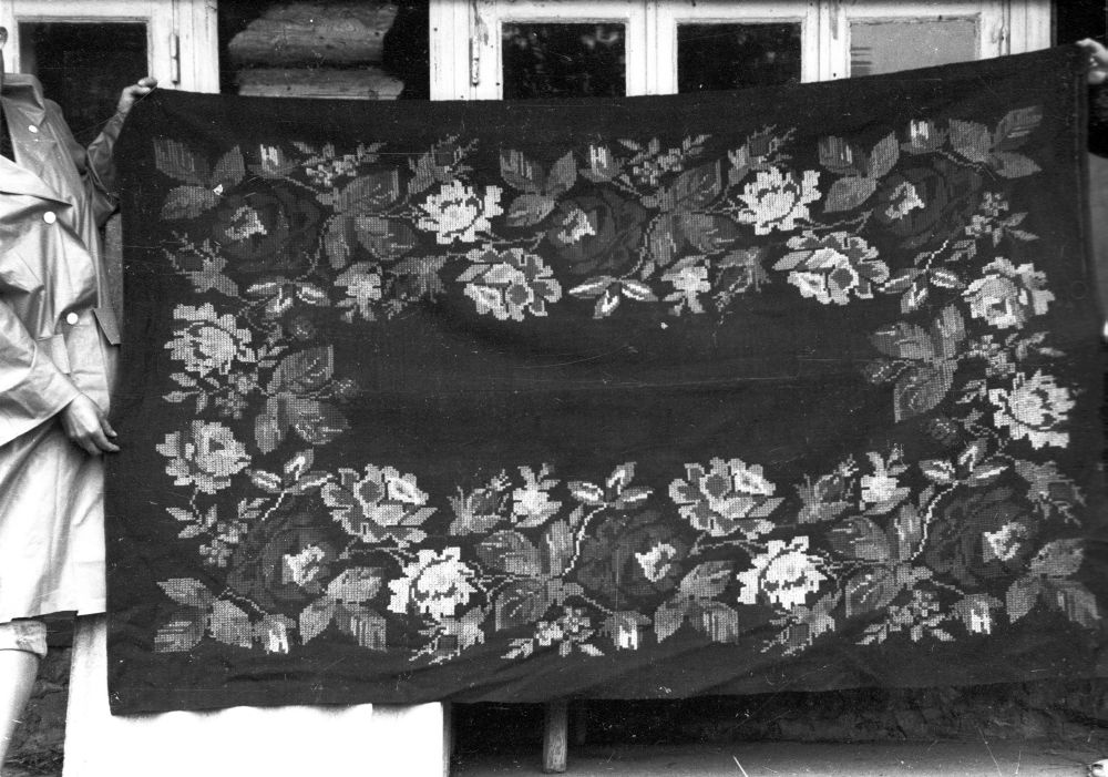 Ristpistes tikitud tekk.