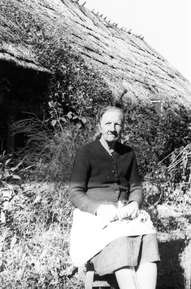 Lillkirjaliste vaipade tikkija Raissa Saaremäel Jüri talu aias.