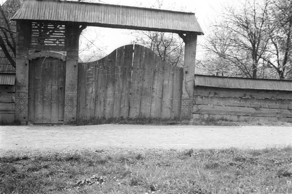 Užgorodi vabaõhumuuseum, Rahovski rajooni elamut ümbritseva katusega rõhtlaudaia jalg- ja sõiduvärav.